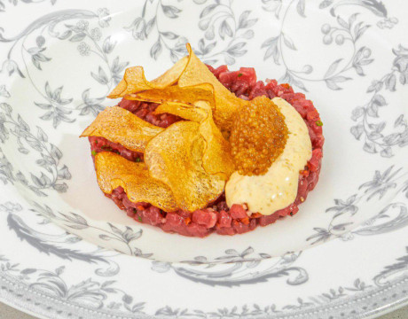 Beef tartare with marinated pike caviar and potato chips